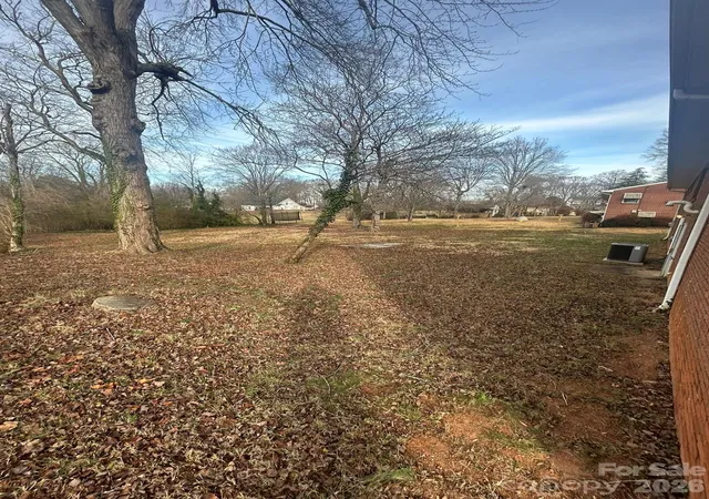 Photo 3 of Single family home for sale at 626 Willowbrook Ln, Winston Salem, NC 27104 | MLS# 4382117 | Listing updated on 2026-08-14