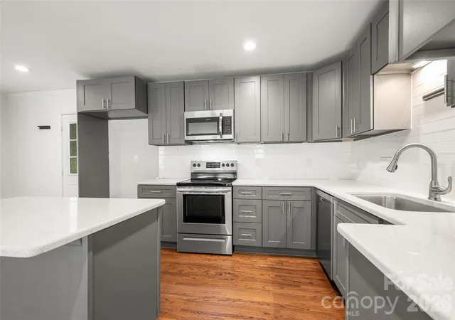 Photo 4 of Single family home for sale at 4300 Dowling Dr, Charlotte, NC 28205 | MLS# 4382193 | Listing updated on 2026-09-26