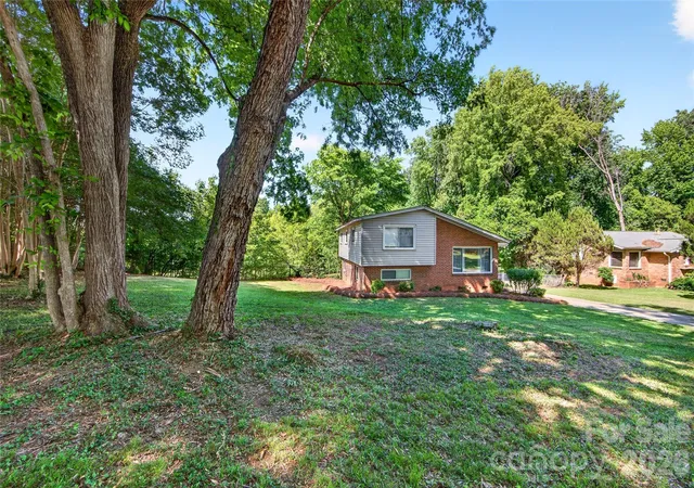 3rd image of 501 Kenlough Dr, Charlotte, NC 28209 | MLS# 4382282