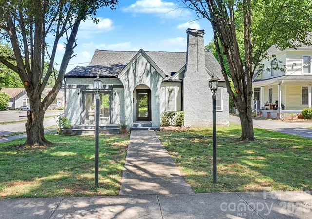 Photo 1 of Single family home for sale at 503 E Broad St, Statesville, NC 28677 | MLS# 4382291 | Listing updated on 2026-09-01