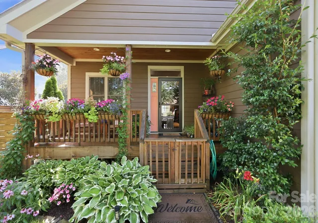Photo 2 of Single family home for sale at 25 Linn Garden Ln, Swannanoa, NC 28778 | MLS# 4382392 | Listing updated on 2026-08-20