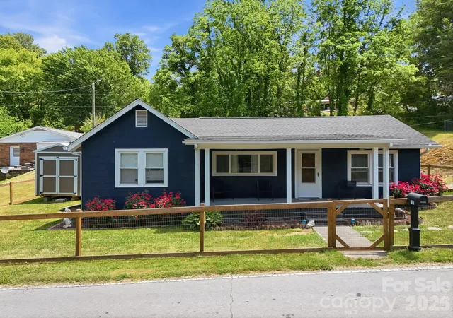 Photo 1 of Single family home for sale at 197 Mulberry St, Clyde, NC 28721 | MLS# 4382455 | Listing updated on 2026-10-03