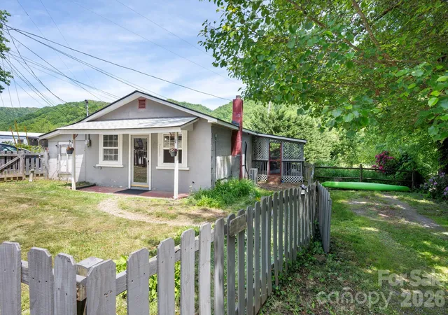Photo 1 of Single family home for sale at 2802 Beaverdam Rd, Canton, NC 28716 | MLS# 4382703 | Listing updated on 2026-10-01