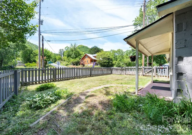Photo 2 of Single family home for sale at 2802 Beaverdam Rd, Canton, NC 28716 | MLS# 4382703 | Listing updated on 2026-10-01
