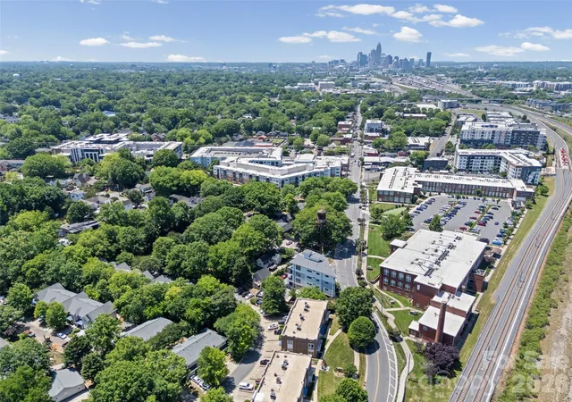 2nd image of 501 E 37Th St, Charlotte, NC 28205