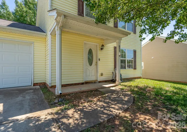 Photo 3 of Single family home for sale at 511 Lightspun Ln, Charlotte, NC 28216 | MLS# 4382805 | Listing updated on 2026-09-18