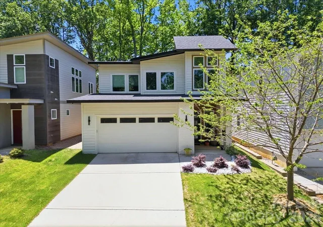 Photo 1 of Sale Pending at 3116 Creighton Dr, Charlotte, NC 28205 | MLS# 4382837 | Listing updated on 2026-10-12