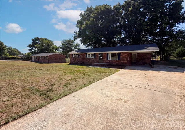Photo 2 of Sale Pending at 4030 Angus Dr, Gastonia, NC 28056 | MLS# 4383003 | Listing updated on 2026-09-25