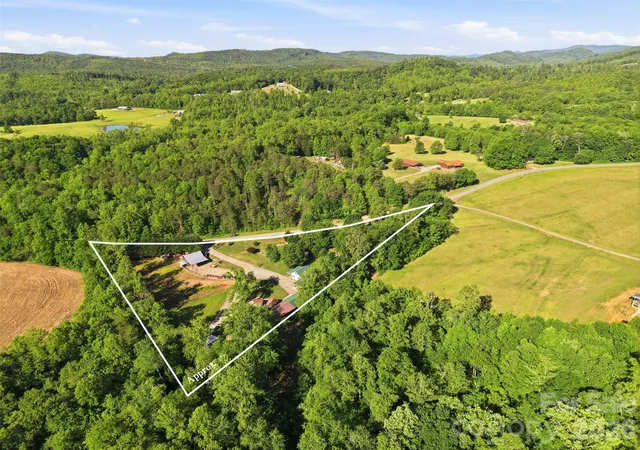 Photo 5 of Single family home for sale at 176 + 174 Oak Holw Rd, Union Grove, NC 28689 | MLS# 4383053 | Listing updated on 2026-08-28