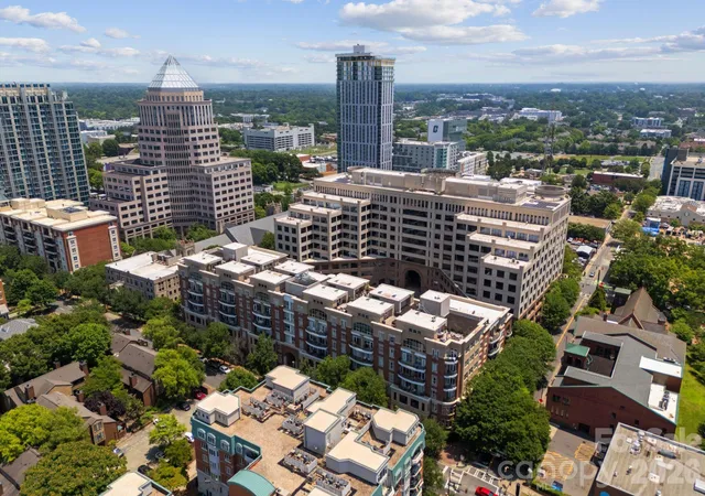 Listing Photo 2 - Condo for sale in building located at 400 N Church St, Charlotte, NC 28202 - Unit #422