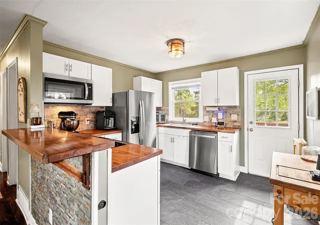 Photo 3 of Single family home for sale at 708 Prince Dr, Hendersonville, NC 28791 | MLS# 4383247 | Listing updated on 2026-10-05