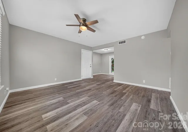 Listing Photo 4 - Condo for sale in building located at 2610 Park Rd, Charlotte, NC 28209 - Unit #E