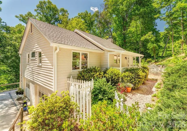 Homes for sale in Fairview, NC | 146 Churchill Downs Dr, Fairview, NC 28730 | MLS# 4383369