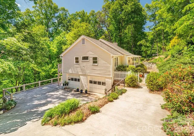 Homes for sale in Fairview, NC | 146 Churchill Downs Dr, Fairview, NC 28730 | MLS# 4383369