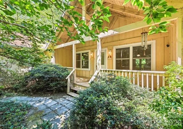 Photo 1 of Single family home for sale at 21 Winterview Trl, Hendersonville, NC 28739 | MLS# 4383420 | Listing updated on 2026-10-02