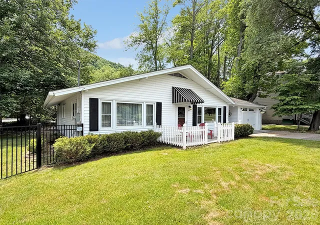 Photo 3 of Single family home for sale at 221 Moody Farm Rd, Maggie Valley, NC 28751 | MLS# 4383537 | Listing updated on 2026-08-28