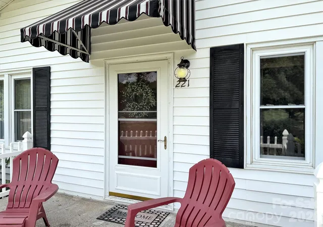 Photo 5 of Single family home for sale at 221 Moody Farm Rd, Maggie Valley, NC 28751 | MLS# 4383537 | Listing updated on 2026-08-28