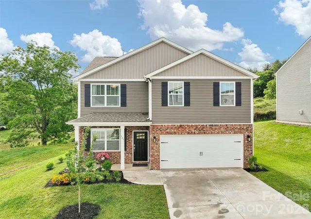Photo 3 of Single family home for sale at 129 Valleywood Dr, Waynesville, NC 28786 | MLS# 4383589 | Listing updated on 2026-06-24