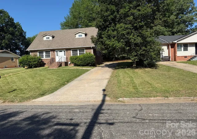 Photo 2 of Single family home for sale at 917 Canterbury Ct, Gastonia, NC 28052 | MLS# 4383928 | Listing updated on 2026-09-21