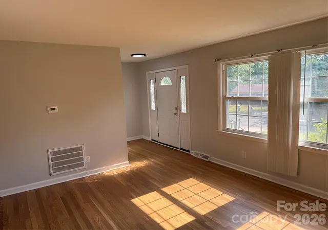 Photo 3 of Single family home for sale at 917 Canterbury Ct, Gastonia, NC 28052 | MLS# 4383928 | Listing updated on 2026-09-21