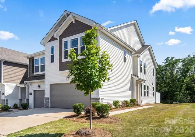 Photo 2 of Townhouse for sale at 4529 Iron Oak Ln, Charlotte, NC 28269 | MLS# 4384034 | Listing updated on 2026-09-01