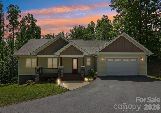 Photo 1 of Single family home for sale at 318 Cider Hl Ln, Hendersonville, NC 28792 | MLS# 4384067 | Listing updated on 2026-08-23