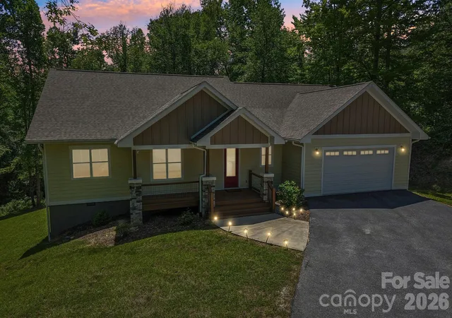 Photo 2 of Single family home for sale at 318 Cider Hl Ln, Hendersonville, NC 28792 | MLS# 4384067 | Listing updated on 2026-08-23