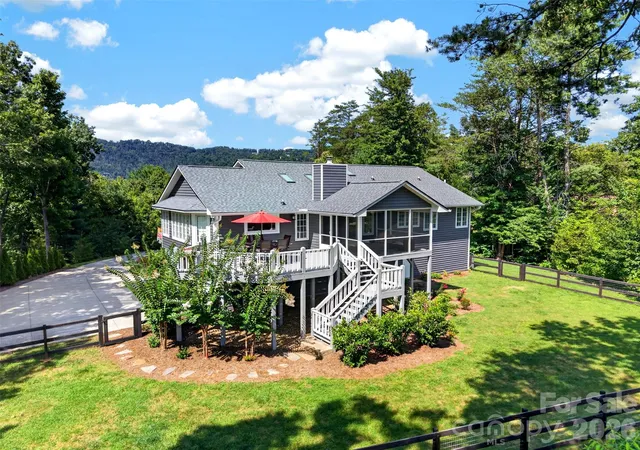 Photo 3 of Single family home for sale at 152 Skyview Cir, Asheville, NC 28804 | MLS# 4384126 | Listing updated on 2026-09-21