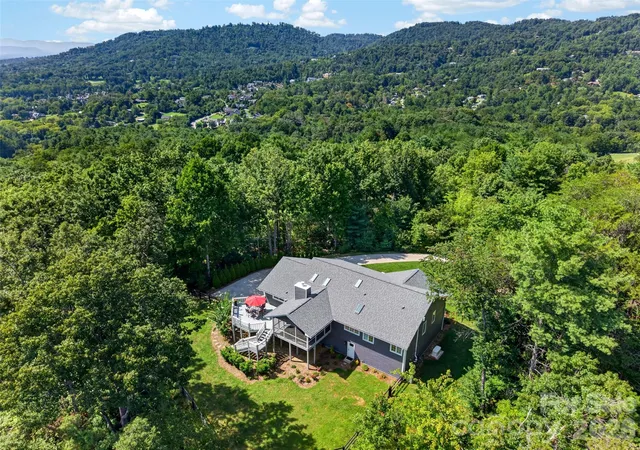 Photo 4 of Single family home for sale at 152 Skyview Cir, Asheville, NC 28804 | MLS# 4384126 | Listing updated on 2026-09-21