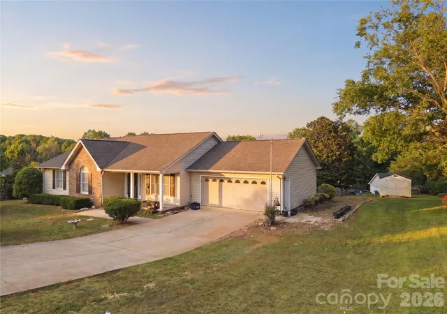 Homes for sale in Hickory, NC | 3842 Serenity Dr, Hickory, NC 28602 | MLS# 4384261