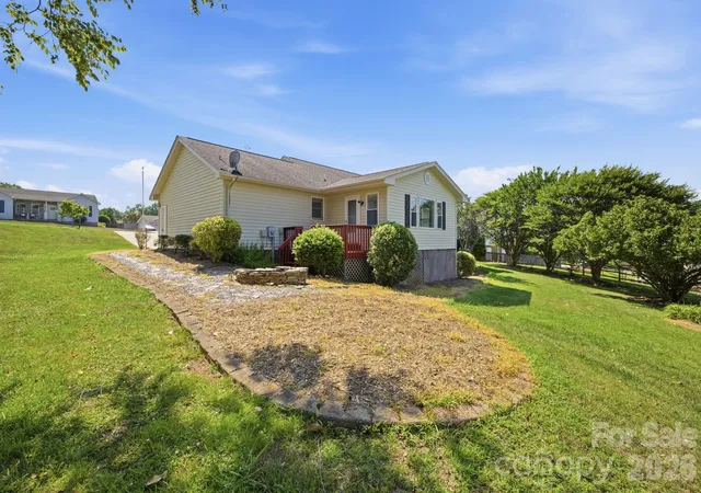 Photo 4 of Single family home for sale at 3842 Serenity Dr, Hickory, NC 28602 | MLS# 4384261 | Listing updated on 2026-09-19