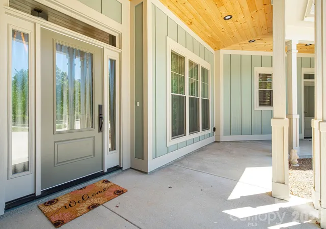 Photo 3 of Single family home for sale at 30 Shipman Pkwy, Flat Rock, NC 28731 | MLS# 4384469 | Listing updated on 2026-10-01