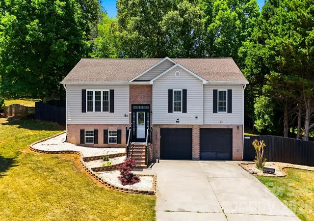 Photo 1 of Single family home for sale at 107 Cliffwood Dr, Hudson, NC 28638 | MLS# 4384762 | Listing updated on 2026-09-12