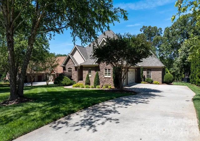 5th image of 1055 Catawba Greens Dr, Newton, NC 28658 | MLS# 4384886