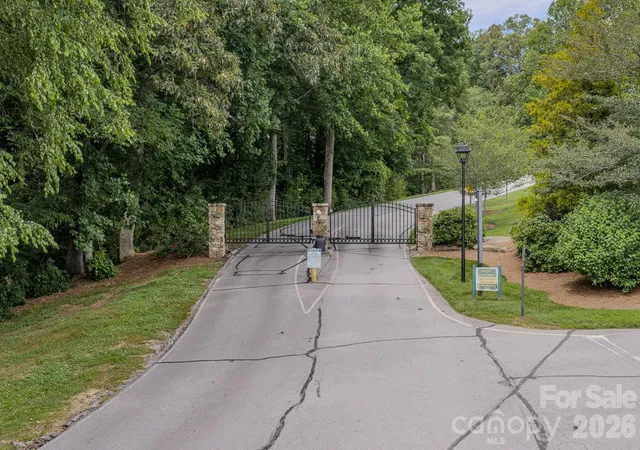 4th image of 329 Mountain Crest Dr, Hendersonville, NC 28739 | MLS# 4384894