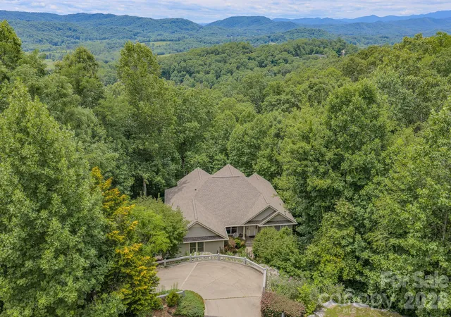 5th image of 329 Mountain Crest Dr, Hendersonville, NC 28739 | MLS# 4384894