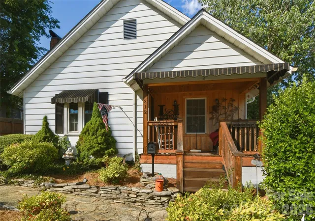 Photo 2 of Single family home for sale at 212 Sharon Ave Nw, Lenoir, NC 28645 | MLS# 4384971 | Listing updated on 2026-09-19