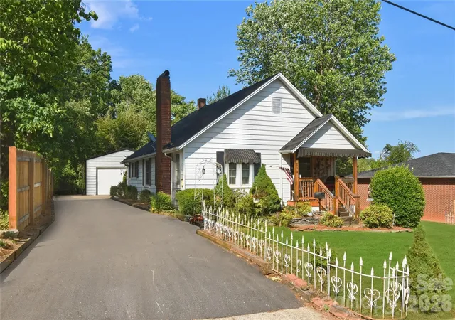 Photo 3 of Single family home for sale at 212 Sharon Ave Nw, Lenoir, NC 28645 | MLS# 4384971 | Listing updated on 2026-09-19
