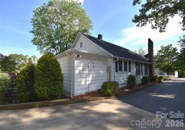 Photo 4 of Single family home for sale at 212 Sharon Ave NW, Lenoir, NC 28645 | MLS# 4384971 | Listing updated on 2026-09-19