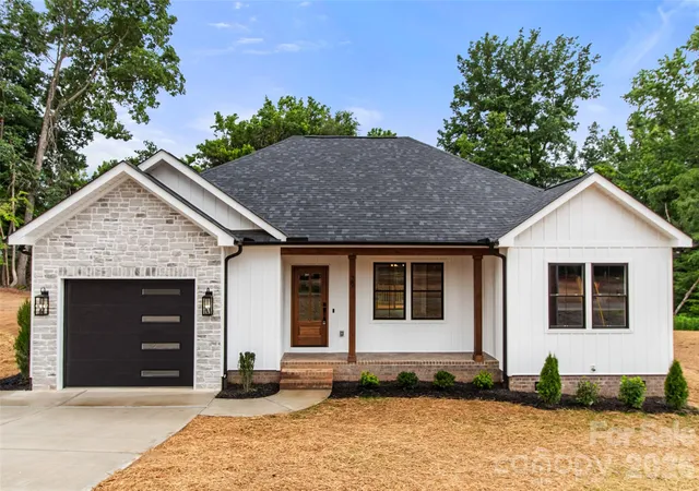 Photo 2 of Single family home for sale at 29 Hartman Pl, Concord, NC 28027 | MLS# 4385186 | Listing updated on 2026-07-29