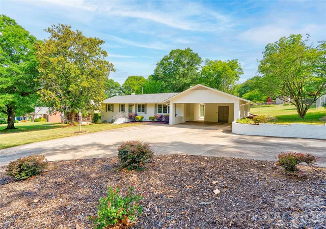 Photo 3 of Single family home for sale at 809 Forest Hl Dr, Shelby, NC 28150 | MLS# 4385208 | Listing updated on 2026-09-04