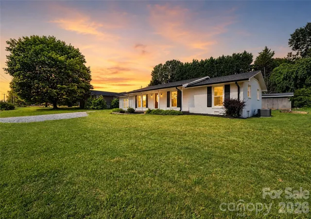 2nd image of 2121 24th St Ne, Hickory, NC 28601 | MLS# 4385228