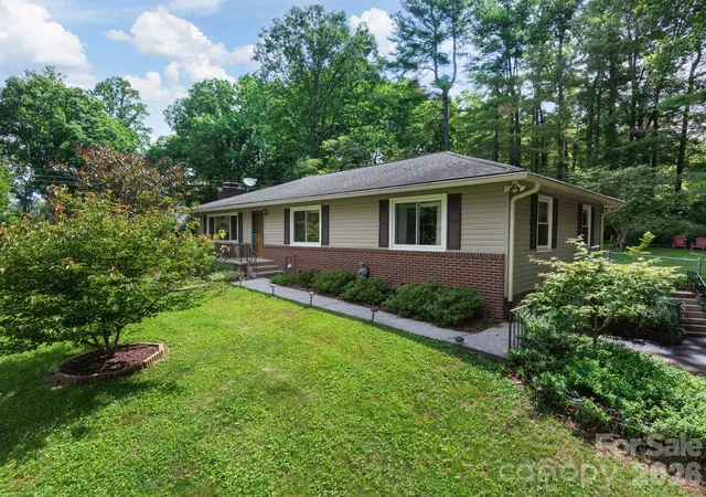 3rd image of 112 Lyndale Rd, Hendersonville, NC 28739 | MLS# 4385229