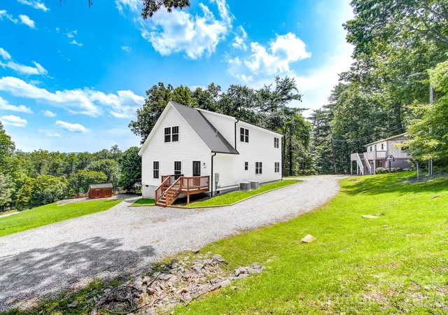 Photo 2 of Single family home for sale at 182 Ellerslie Acre, Hendersonville, NC 28739 | MLS# 4385245 | Listing updated on 2026-09-22
