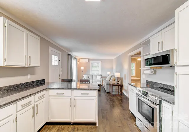 Photo 4 of Single family home for sale at 182 Ellerslie Acre, Hendersonville, NC 28739 | MLS# 4385245 | Listing updated on 2026-09-22