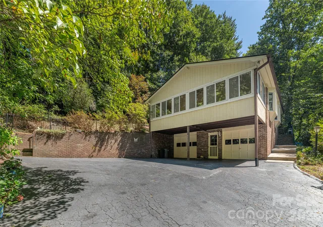 28th image of 446 Deerhaven Ln, Hendersonville, NC 28791 | MLS# 4385422