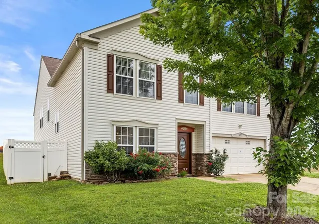 Photo 3 of Single family home for sale at 3272 Table Rock Dr, Gastonia, NC 28052 | MLS# 4385493 | Listing updated on 2026-10-04