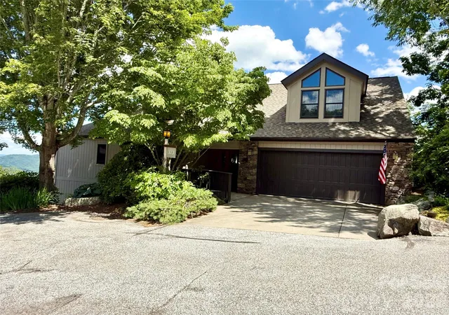 Photo 2 of Single family home for sale at 373 Rhododendron Ln, Burnsville, NC 28714 | MLS# 4385740 | Listing updated on 2026-06-27