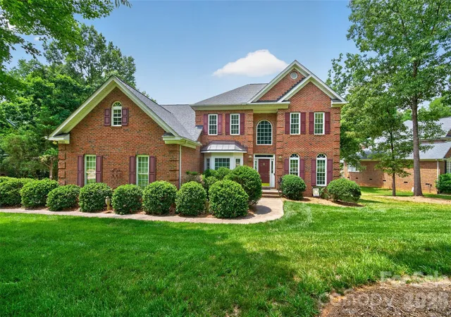 Photo 1 of Single family home for sale at 1900 Crestgate Dr, Waxhaw, NC 28173 | MLS# 4385753 | Listing updated on 2026-09-01