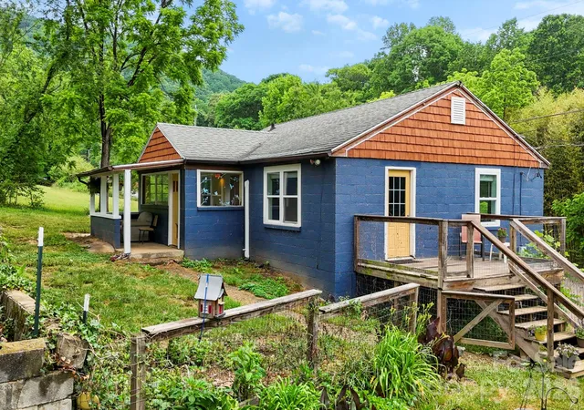 Photo 3 of Multi family home for sale at 4 And 6 Mountain View Rd, Asheville, NC 28806 | MLS# 4385782 | Listing updated on 2026-08-06